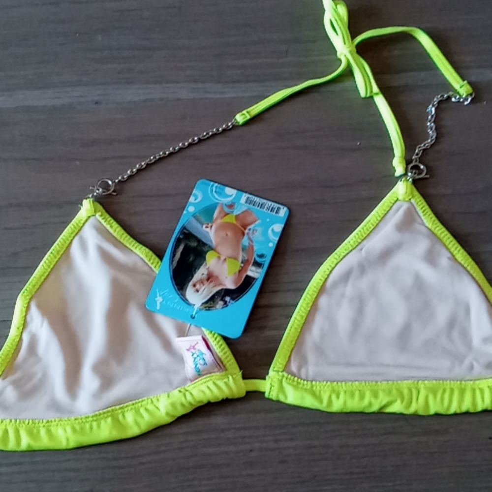 Neon Bikini - Picture 4 of 8